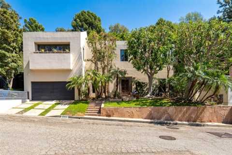 Floor-to-Ceiling Glazing Reigns in This Reimagined Hollywood Hills Home
