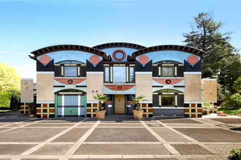 In England, a Supremely Extra Egyptian-Inspired Home Seeks £2.5M