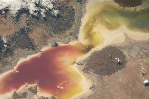 Astronauts' stunning photos from the International Space Station show Earth's triumphs and tragedies in 2022