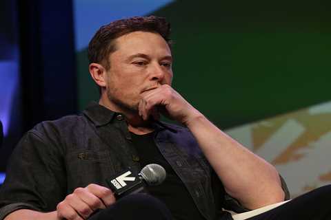 After waiting 2 weeks to address Twitter staff, Elon Musk tells them he's 'pretty responsive on email,' and to bug him if he doesn't reply in 24 hours