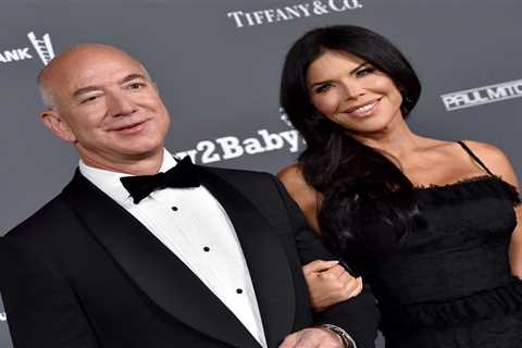 Jeff Bezos' girlfriend, Lauren Sánchez, says she plans to go to space next year