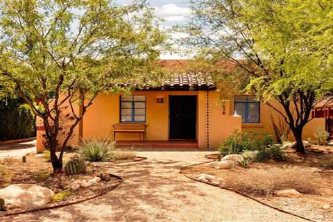This Eco-Friendly Lawn in Arizona Mimics a Natural Stream Overflow
