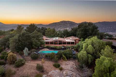 A Historic Home by a Frank Lloyd Wright Apprentice Lists for the First Time in Decades