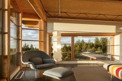 An Oregon Prefab Frames an Infinite View With an Impressive Wall of Windows