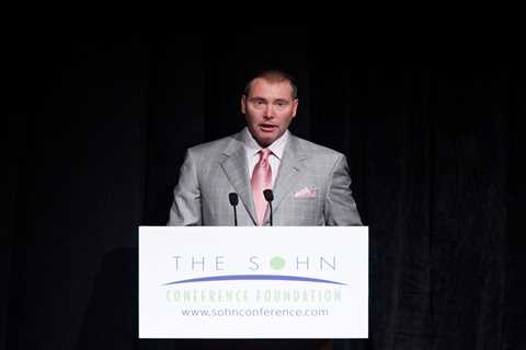 Jeff Gundlach says the Fed is digging a hole with its rate hikes only to fill it back in: 'Makes you wonder why they bother'
