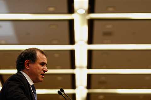 Stocks could plummet another 25% if there's a recession next year, 'Dr Doom' economist Nouriel Roubini warns