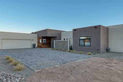 A Sleek New Build in Tucson Offers Panoramic Mountain Views for $1M
