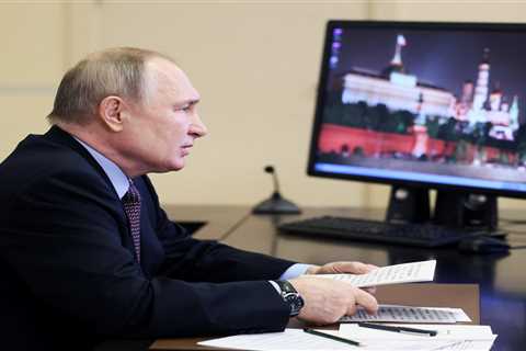 Vladimir Putin refuses to use the internet because he's afraid people will spy on him, the Wall Street Journal reported