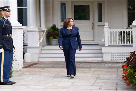 Buses of migrants dropped outside Kamala Harris' home in freezing temperatures on Christmas Eve, reports say