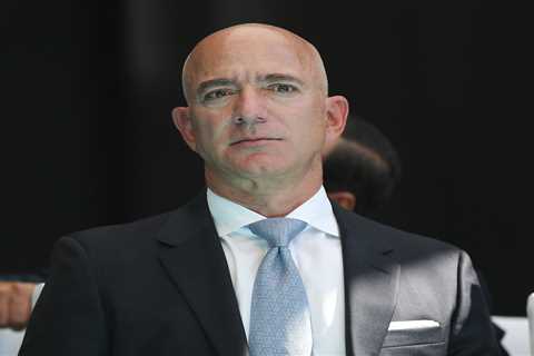 Jeff Bezos' leadership style propelled him to become one of the richest men in the world. Here's what you can learn from it.