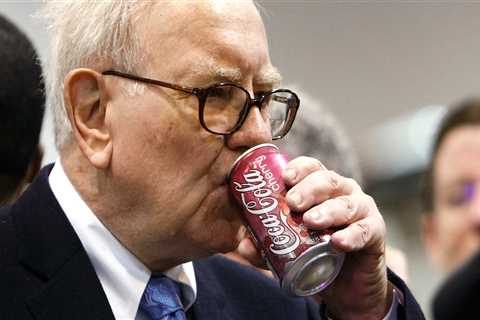 Warren Buffett drinks 5 cans of Coke every day. Here's why he switched from Pepsi after nearly 50 years.