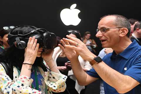 Apple's upcoming headset will reportedly include auto-adjusting lenses and a dial to switch from VR to the real world