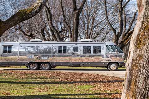 Before &amp; After: A 1989 Airstream Is Reimagined With Marble, a Movie Screen, and Room to Move