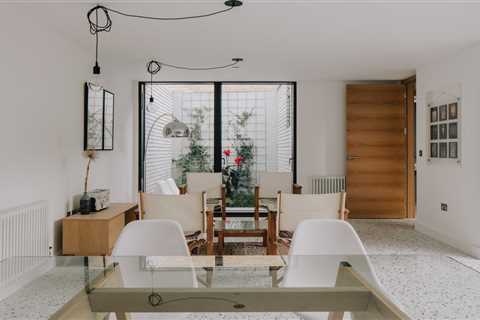 A Rejuvenated 1960s Courtyard House Springs Up in London for £885K
