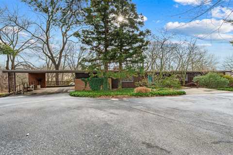 A Woodsy Midcentury Home in Rural Pennsylvania Asks $575K