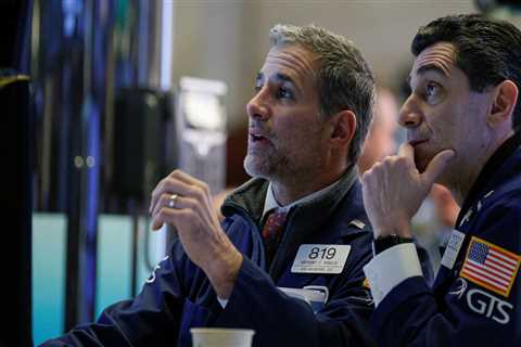 Earnings estimates have seen the steepest cuts in 7 years, but that doesn't spell doom for the stock market, DataTrek says