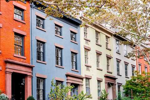 Walking the Brooklyn Heights That Inspired ‘Pineapple Street’ Author Jenny Jackson