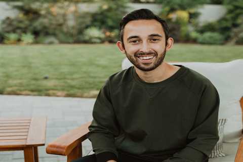 This self-proclaimed 'email marketing nerd' earns 7 figures by working 30 hours a week hosting virtual events, writing a paid newsletter, and creating digital courses. Here's how he does it.