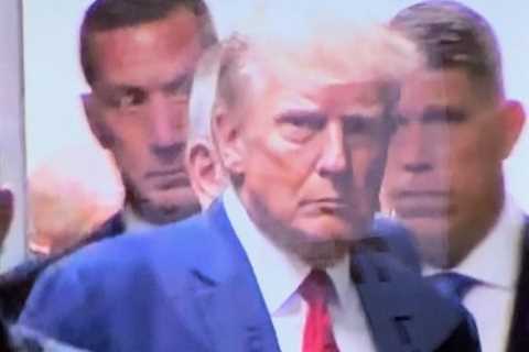 HUNDREDS of Trump Supporters Line Palm Beach Highway to Greet President Trump back from NYC Sh*thole (VIDEO)