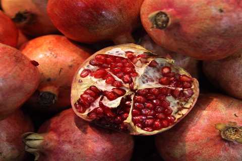 Tech execs like Bryan Johnson and Sam Altman are optimizing their diets to live longer. Here's what experts say to eat to expand your lifespan, from pomegranates to red onions.