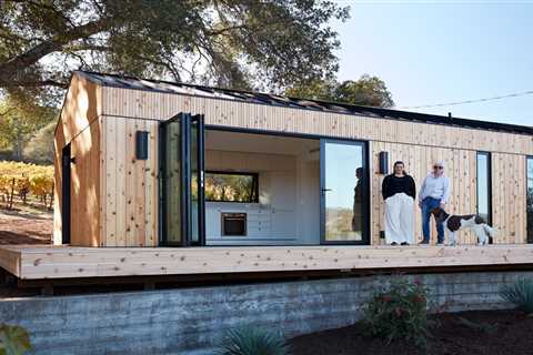 With a Spectacular Glass Wall, the Dwell House Folds Open to Nature