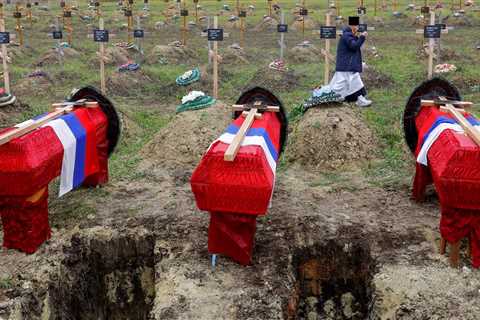 Russia is still losing 500 soldiers a day in Ukraine even after reducing its casualties by 30%, UK intel says