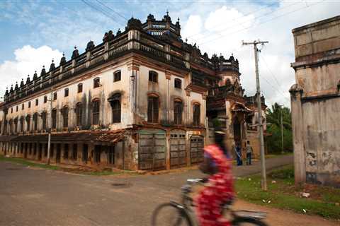 Inside India's 15,000 extravagant, abandoned mansions, built by spice and gem tycoons and left to decay