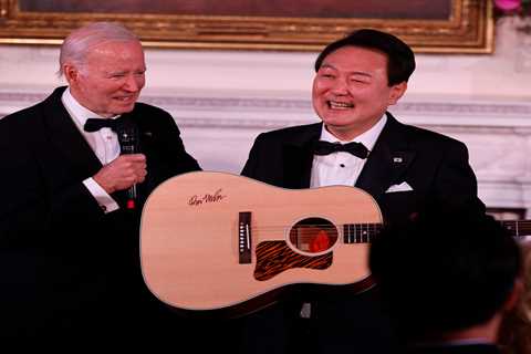 South Korea's President Yoon praised himself for singing 'very well' after launching into a rendition of 'American Pie' at the White House