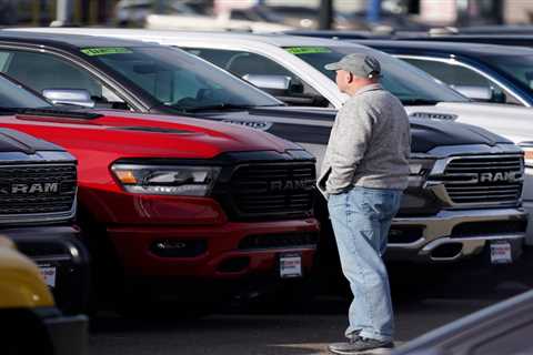 Automakers and dealers are playing a game of chicken &mdash; and customers could be the winners