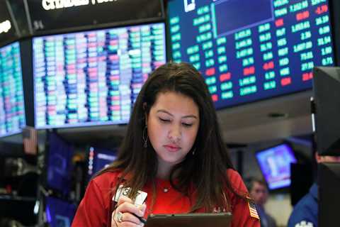 US stocks edge higher as investors await updates on debt ceiling negotiations