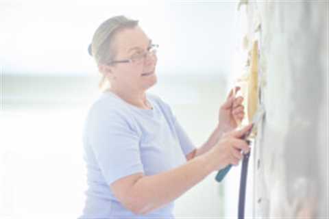 How to Remove Wallpaper: A Step-by-Step Guide for DIYers