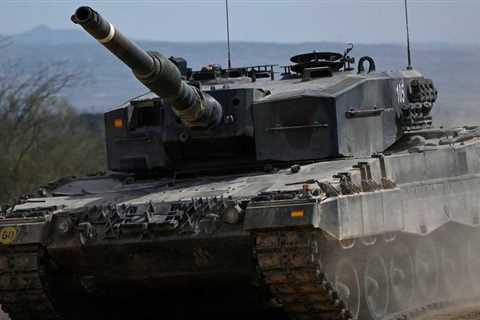 How will we know when Ukraine's long-awaited counteroffensive has started? Experts say look for the Western armor.