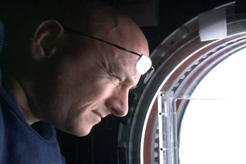 Retired NASA astronaut Scott Kelly describes his UFO experience. 'It turns out it was Bart Simpson, a balloon.'
