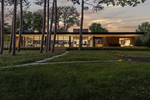 This Glass Cabin Appears Barely There on the Shores of Lake Minnetonka