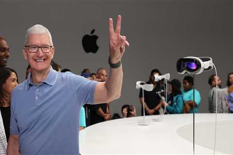 Apple isn't worth its near-$3 trillion valuation - and its stock has only surged this year because it's a safety play, CIO says