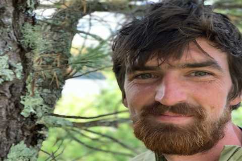 A 32-year-old rock climber built a treehouse vacation-rental business in Kentucky with 10 retreats that go for up to $950 a night. Check out one of the properties he calls 'Cliff Dweller.'