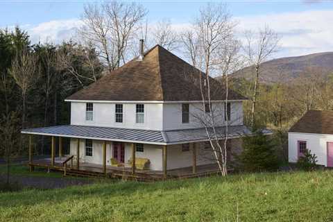 Before &amp; After: A Family of Four Gives a Derelict Catskills Farmhouse a Whimsical Revamp
