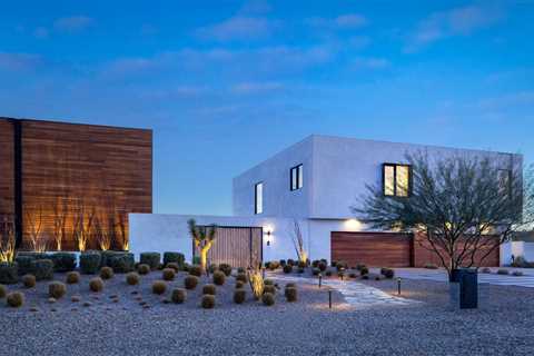 A Tranquil Las Vegas Retreat With Outdoor Soaking Tub and Sauna Lists for $4.2M