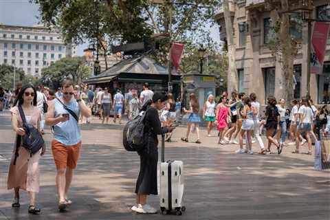 Americans are flocking to Spain and buying pricey homes. New 'digital nomad visas' could make it even more popular.