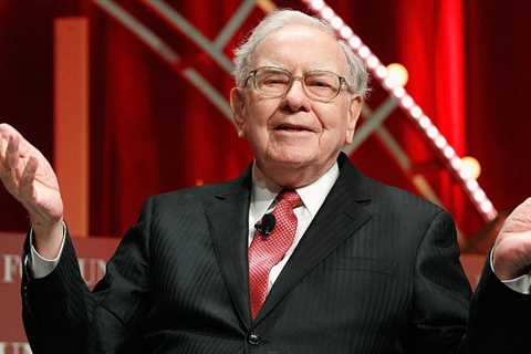 Warren Buffett waves off Fitch's cut to America's credit rating - and says he's buying Treasuries as normal