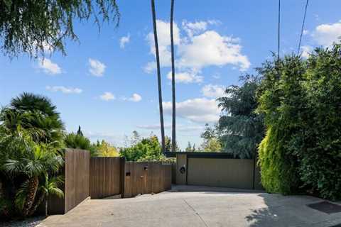 Here’s a Rare Opportunity to Live in a Landmark L.A. Midcentury