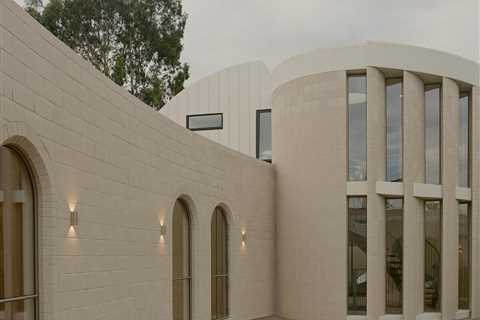 Curves and a Courtyard Transport This Australian Weatherboard Cottage From Its Suburban Setting