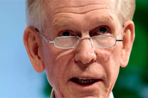 Legendary investor Jeremy Grantham sees shades of the dot-com bubble in markets - and predicts stocks will slump and recession will strike