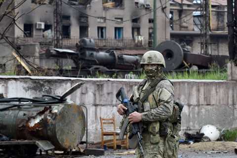 Russian troops are running out of equipment and feel 'at war' with their own commanders: experts