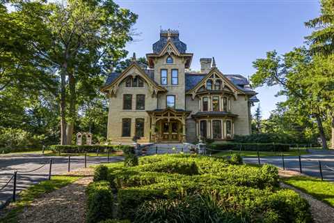Once called a 'haunted house,' this Victorian mansion in Wisconsin was just snapped up for $1.5 million &mdash; see inside