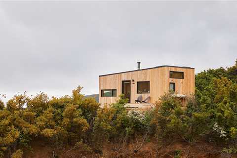 One Night in a Tiny Cabin Designed for Remote Work in the Mountains of Southern California