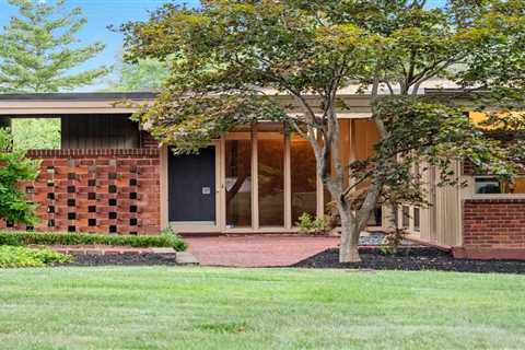In St. Louis, a Midcentury Post-and-Beam Dream Lists for $1.1M