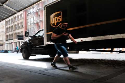 A UPS driver posted their $2,400 weekly paycheck to Reddit. Here's the flood of comments it sparked.
