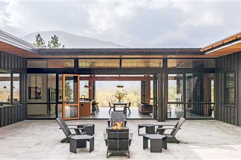 A Horseshoe-Shaped Cabin in the Pacific Northwest Brings the Outside In