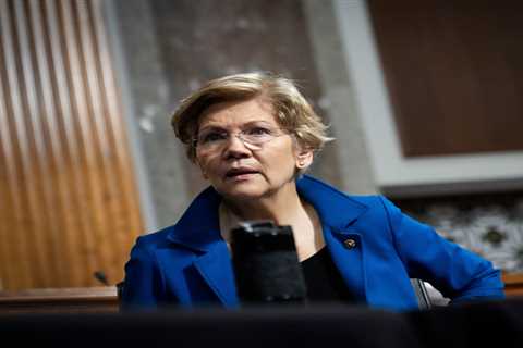 Elizabeth Warren says she's worried Biden's second attempt at broad student-loan forgiveness won't hold up in the Supreme Court